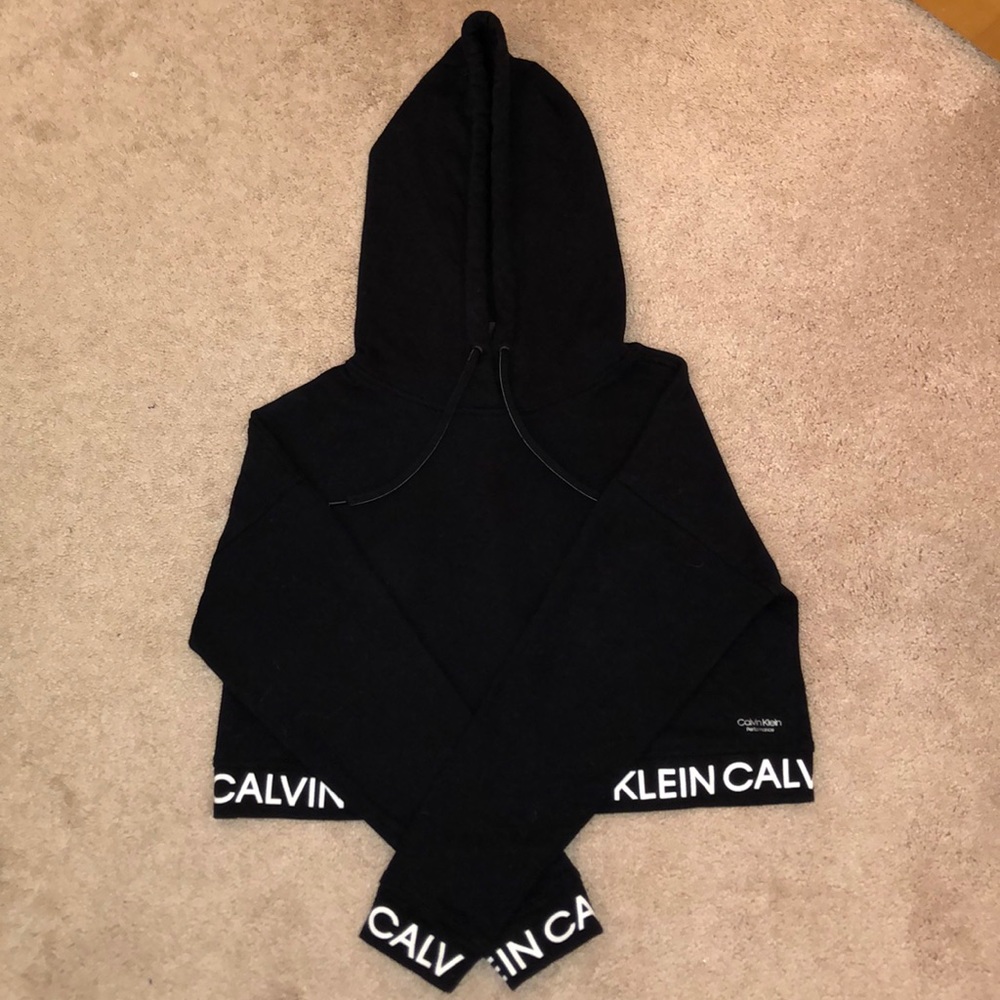 🌿 Calvin Klein Cropped Hoodie